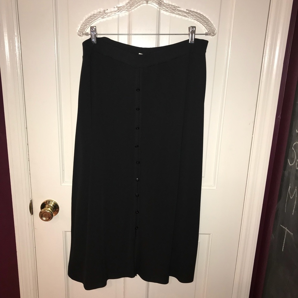 Fine knit skirt with buttons
